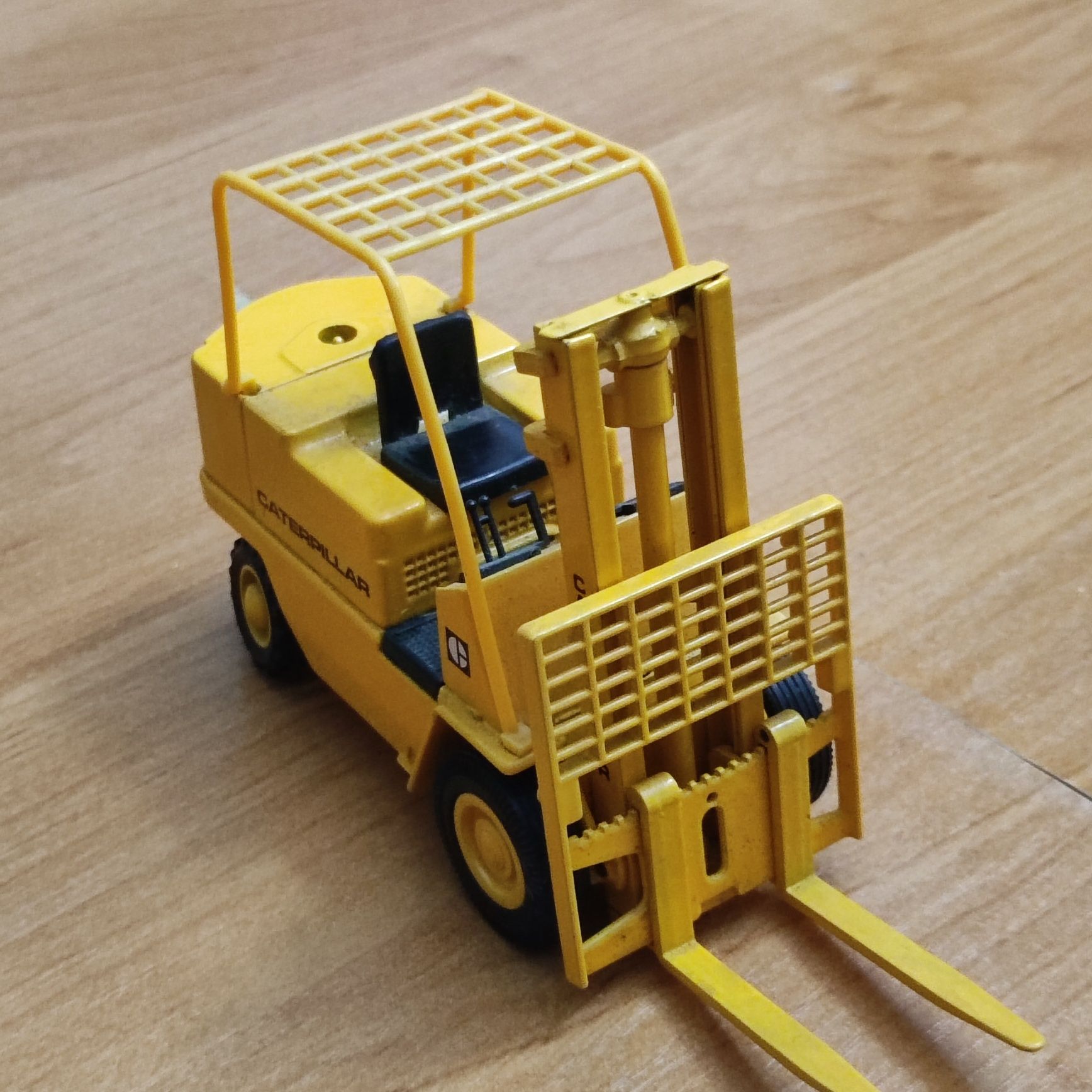 Model Joal Caterpillar wózek widlowy