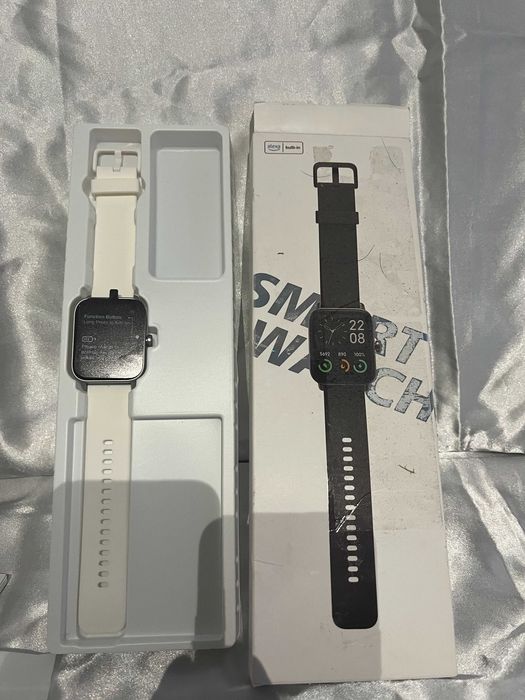 Biały smartwatch