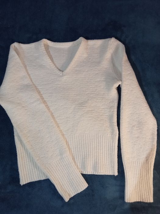 Білий жіночий светр із V - подібним вирізом
