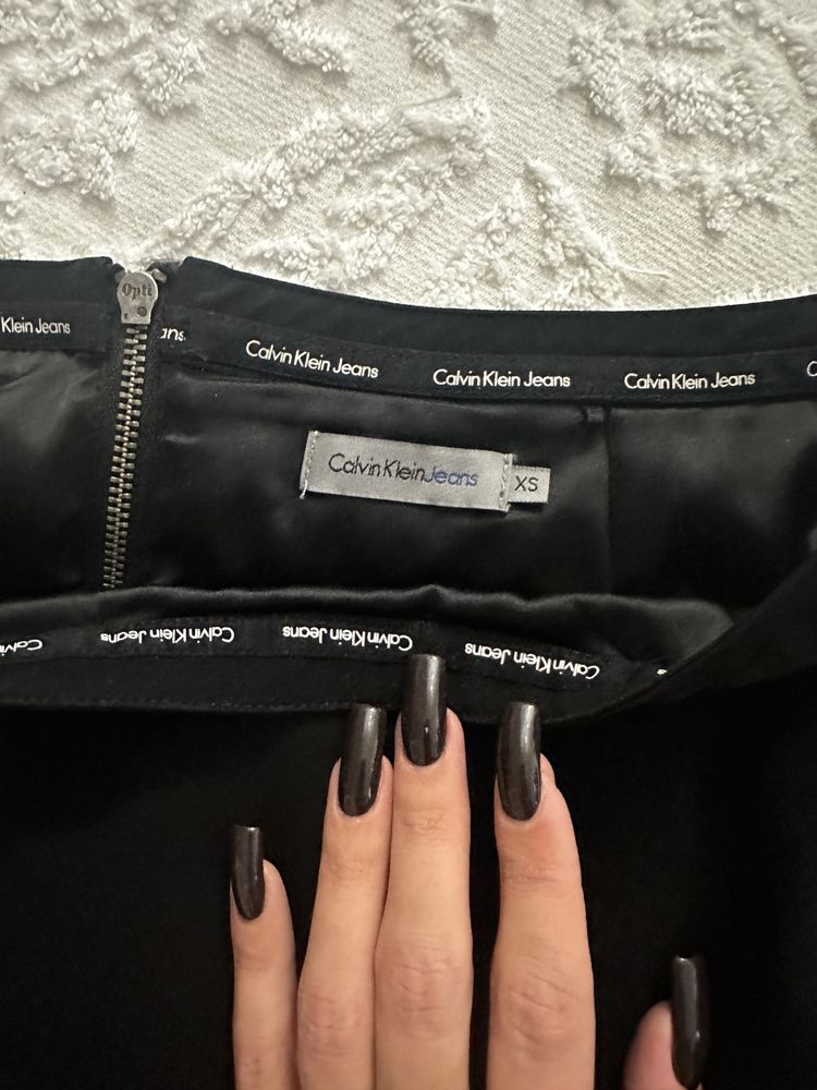 Спідниця чорна Calvin Klein дуже легка тканина