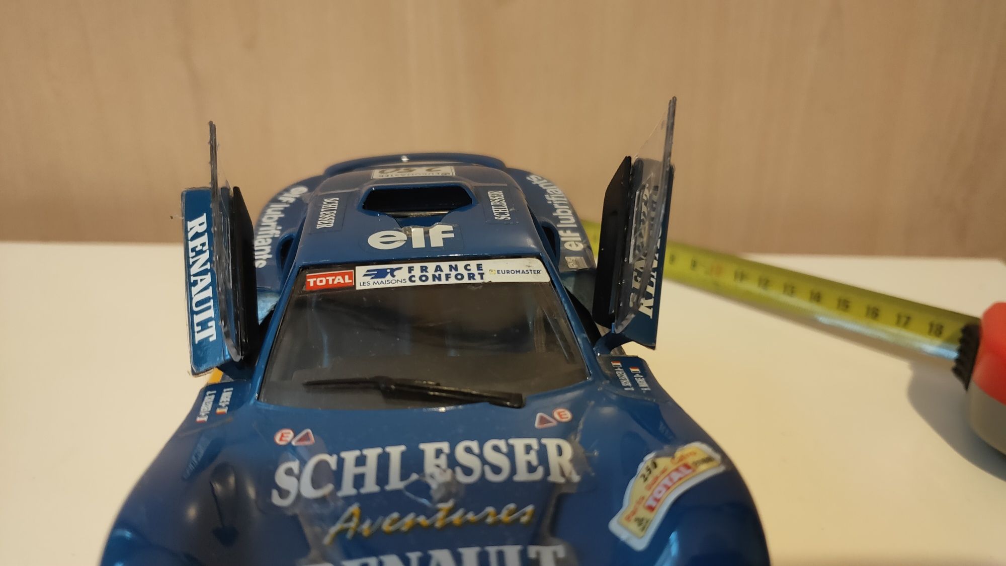 Auto Renault Schlesser na podstawce