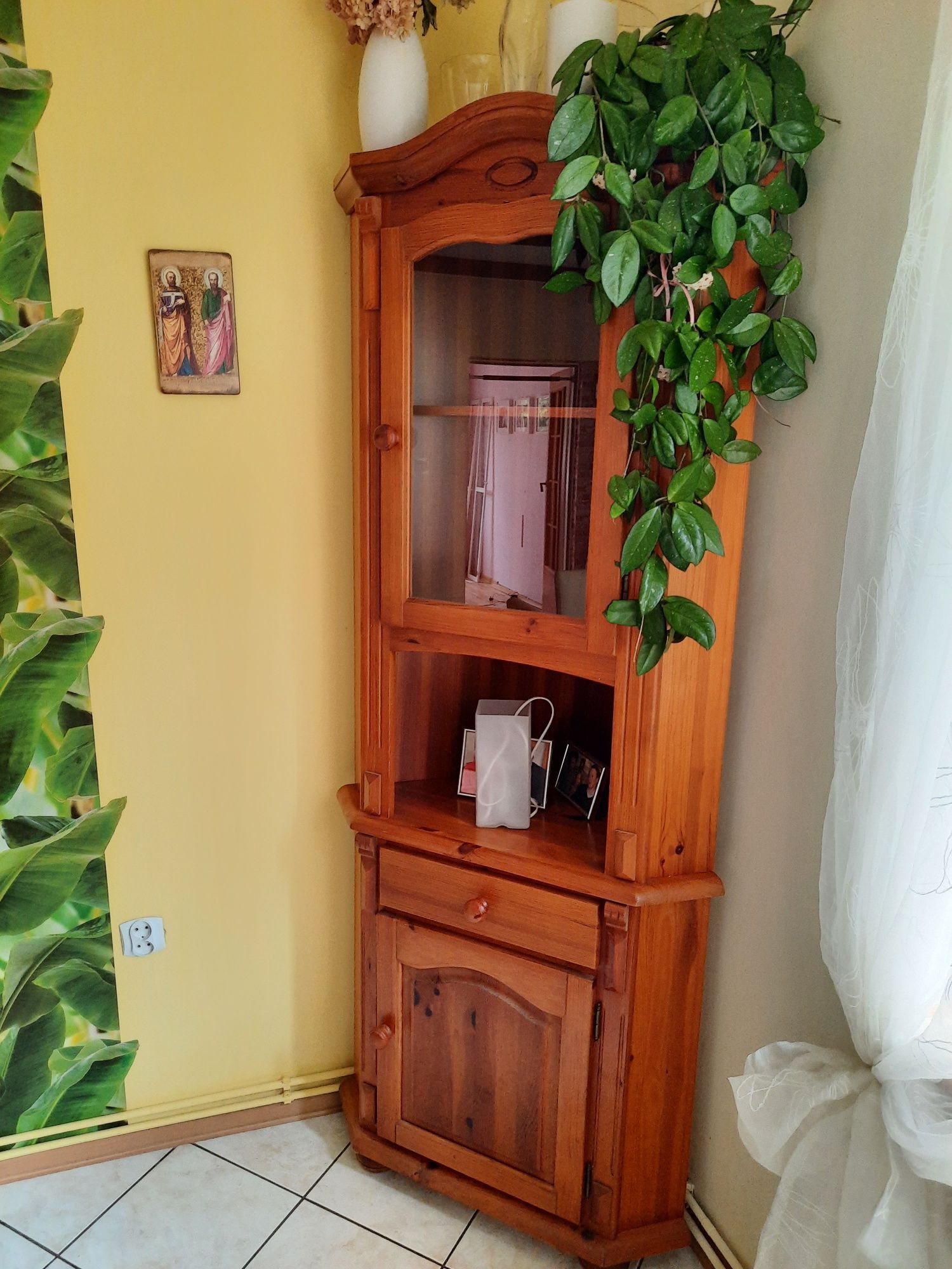 Kredens drewniany narożny, przeszklony.