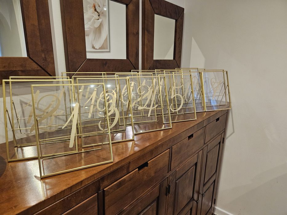 Numery stołów w złotych ramkach (cena za wszystkie)