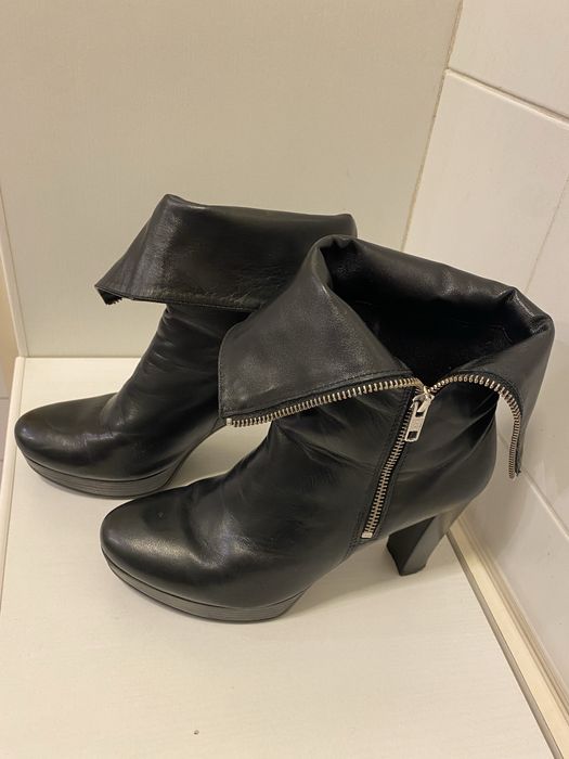 Czarne skórzane botki na słupku na obcasie srebrne zamki wywijane