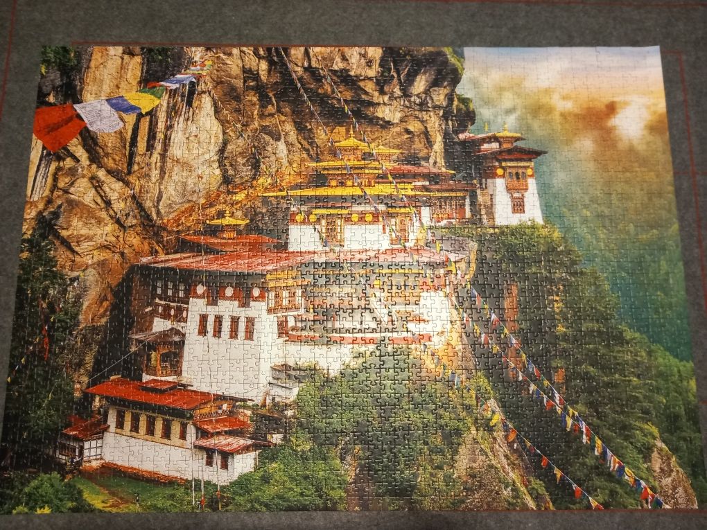 Puzzle TREFL 2000 elementów Tygrysie Gniazdo, Bhutan, kompletne