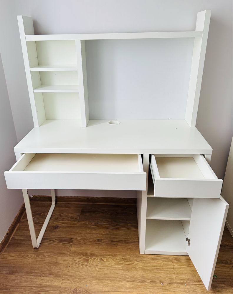 Biale biurko z nadstawką, z tablicą magnetyczną i do pisania, Ikea,