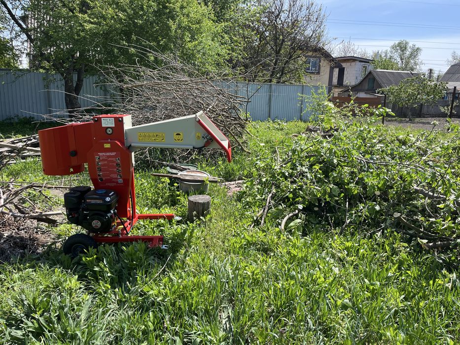 Зрізання дерев, Спил частинами, Кронування, Подрібнення гілок