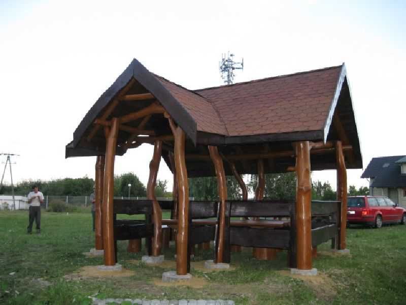 Altana z bali naturalnych krzywych okrągłych biesiadna ogrodowa