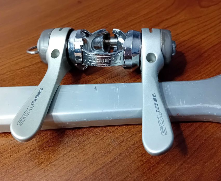 RETRO manetki.Dźwignie przerzutek Shimano 105 SL-1055, /ładny stan/.