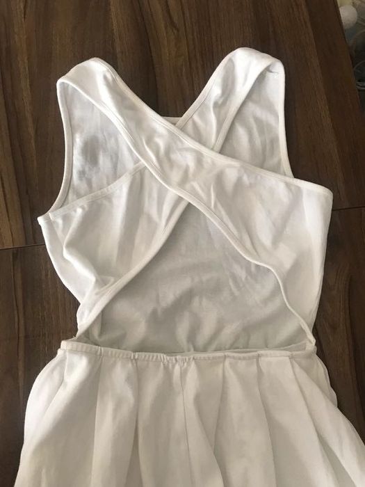 Biała sukienka z odkrytymi plecami r.s