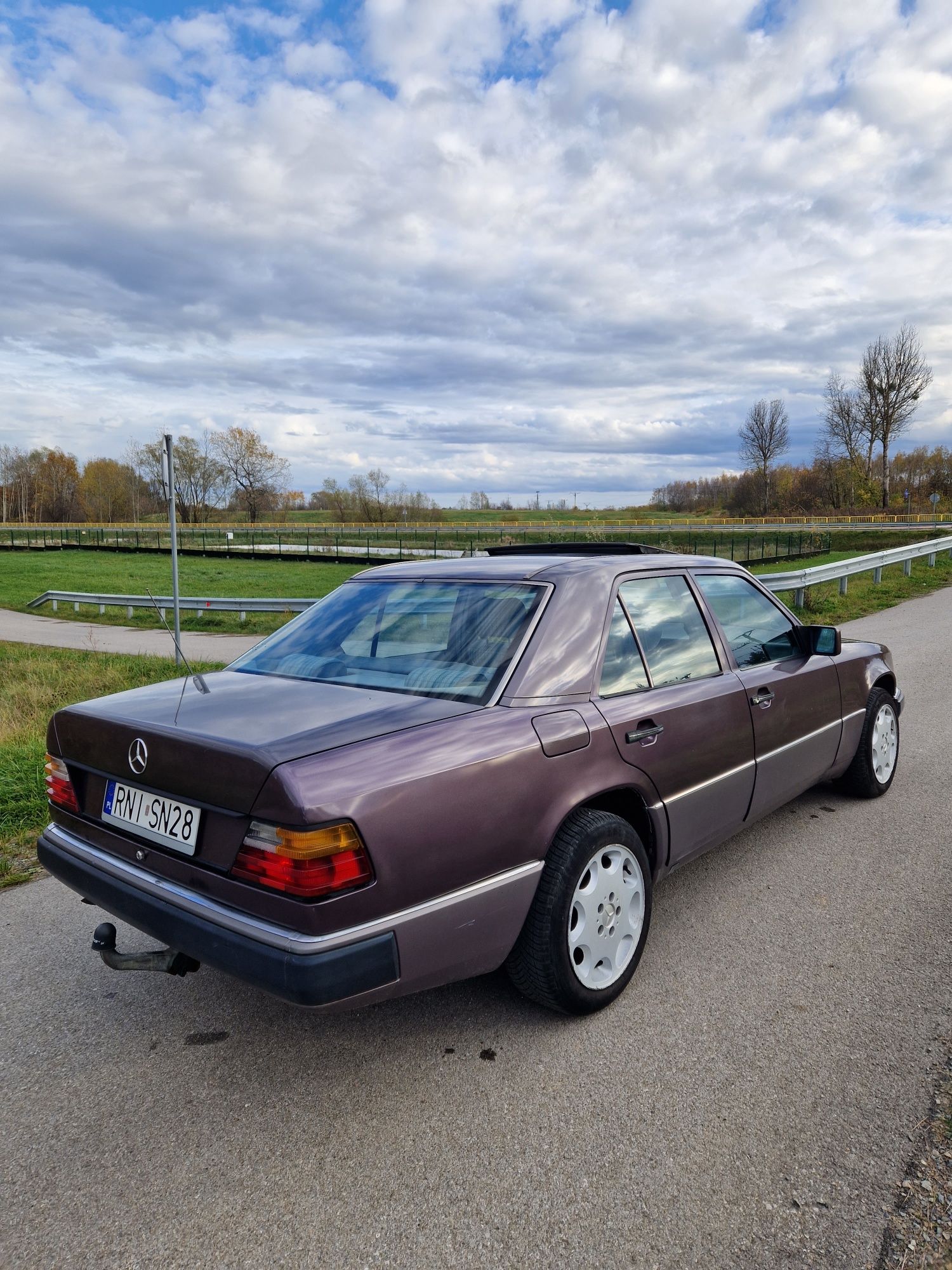 Mercedes W124 200d 4biegi sedan
Odpala "na tyk", nawet w najwię