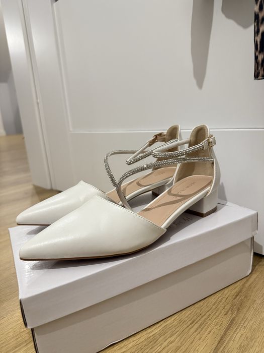 Białe buty ślubne na niskim obcasie Ideal Shoes 36