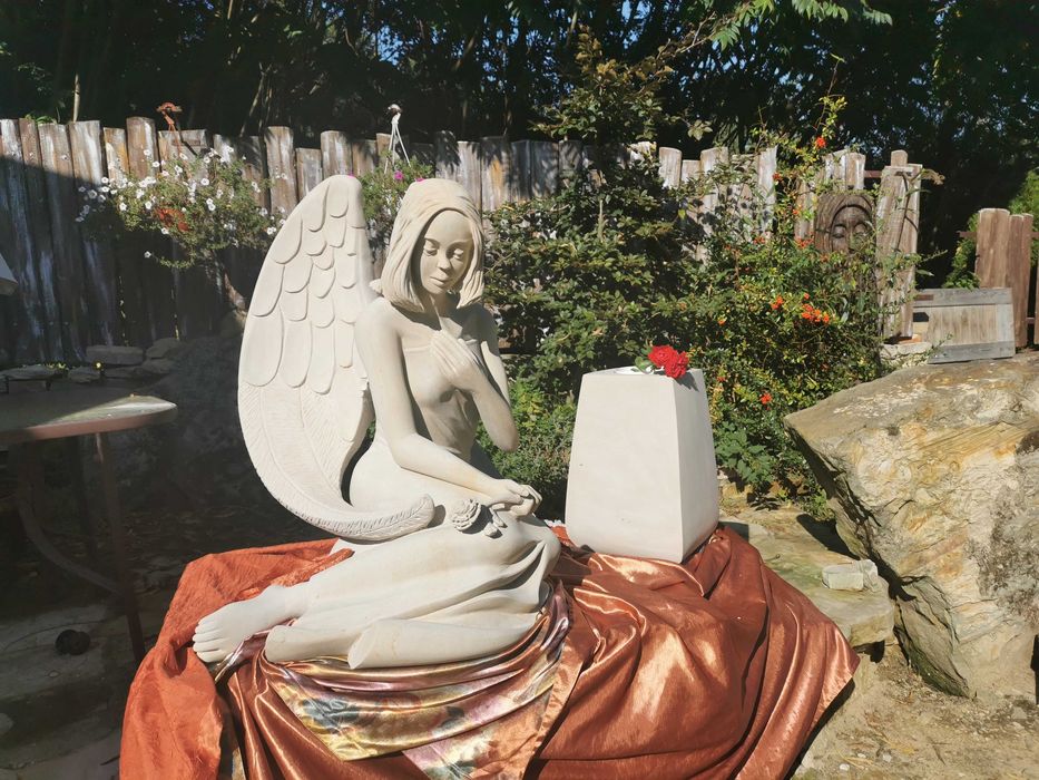 Piękny Anioł Róży Pomnik - Unikat Zapraszam