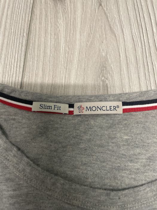 Koszulka basic Moncler z patką na ramieniu