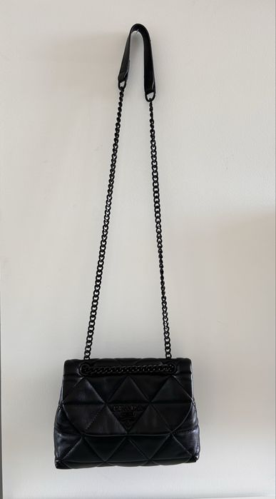 Carteira Prada muito bonita usada 2 vezes, preta e com alça regulavel.