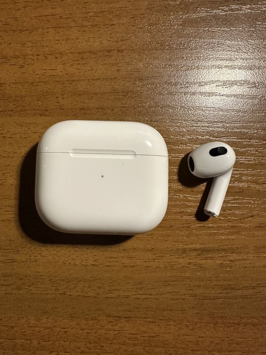 Продам наушник AirPods 3 правый с кейсом А 2565