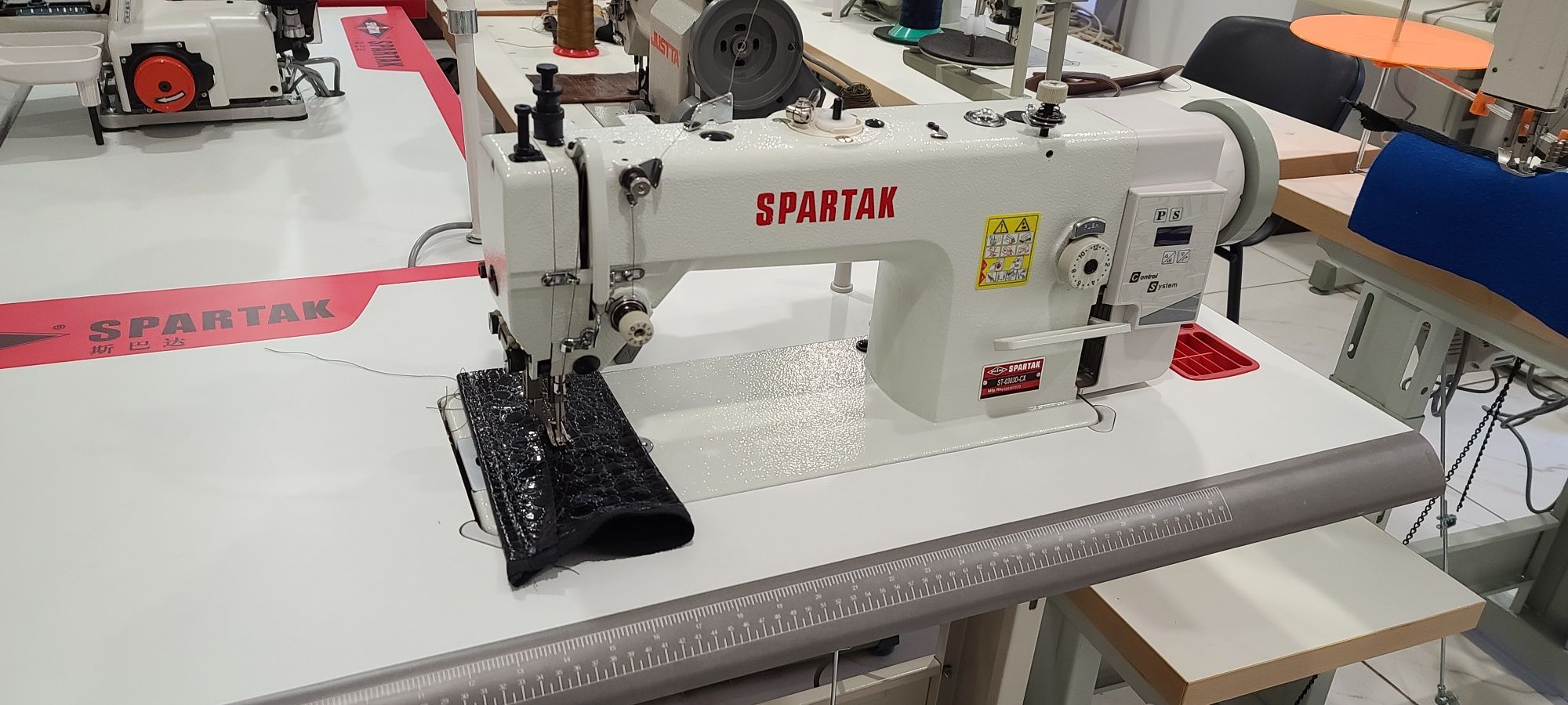 Одноигольная промышленная швейная машина с двойным продвижением ткани