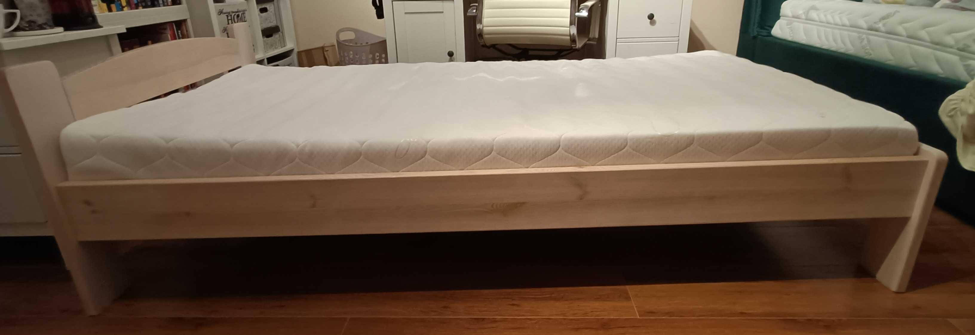 Łóżko pojedyńcze z materacem