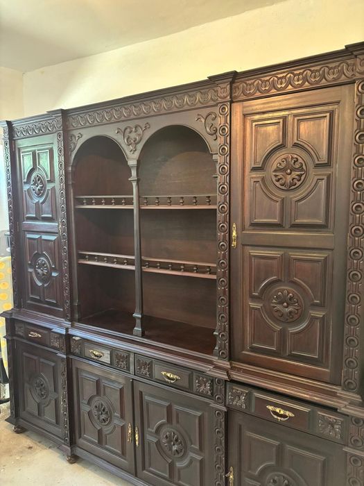 Armário madeira genuína em perfeito estado.