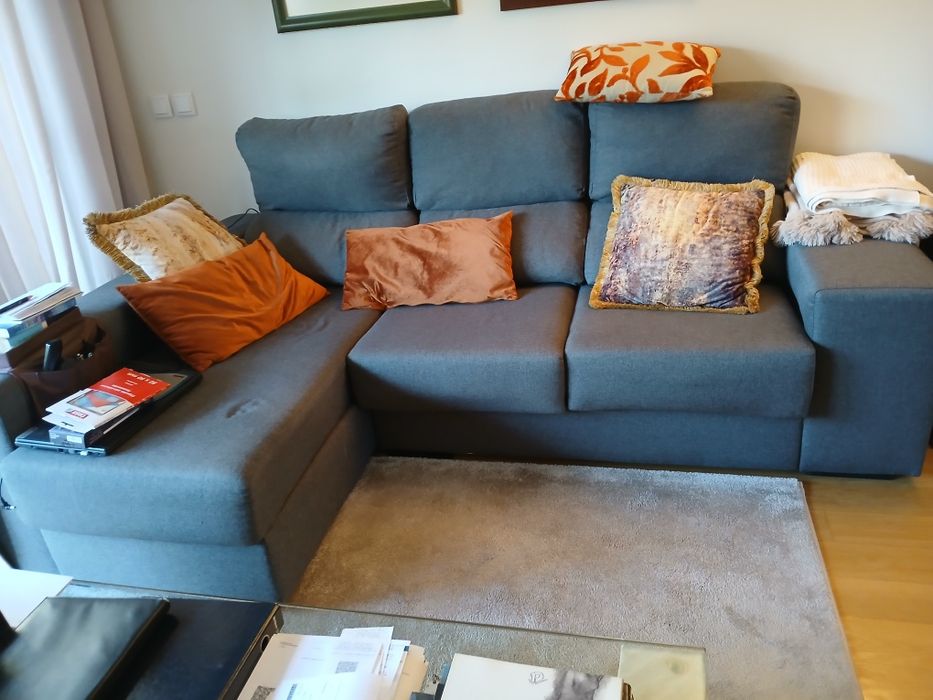 Sofá 3,4 lugares com chaise cinzento escuro