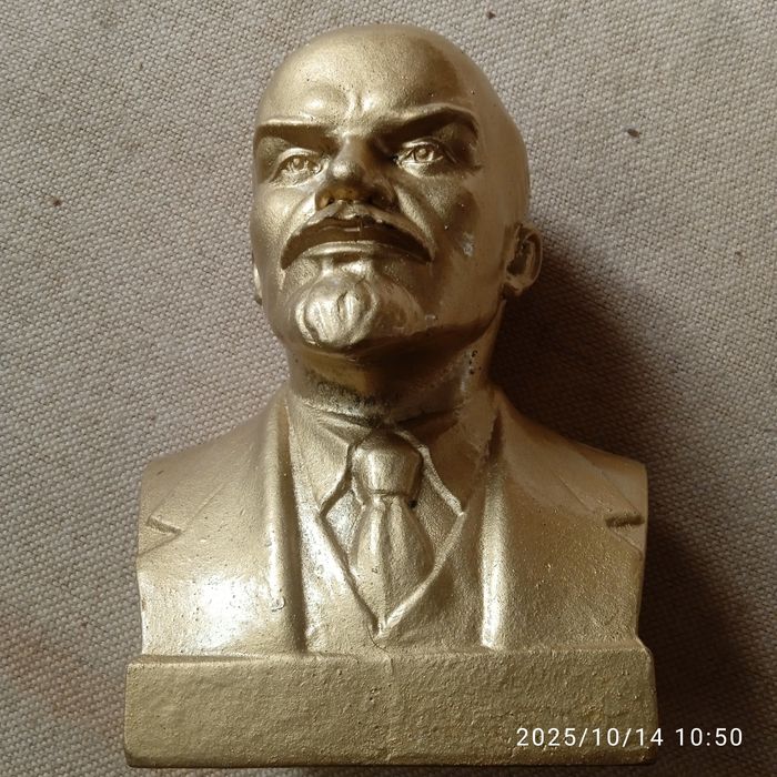 Бюст Ленина. Скульптор Волков.