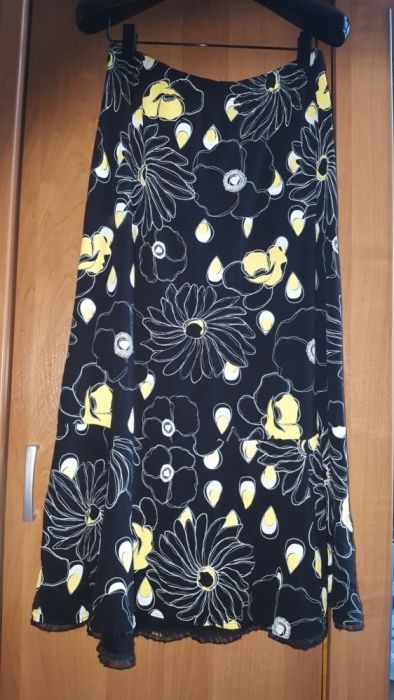 Spódnica długa czarna z falbaną w kwiaty żółte białe z koronką M L