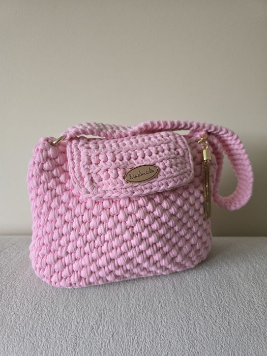 Piękna różowa torebka robiona na szydełku