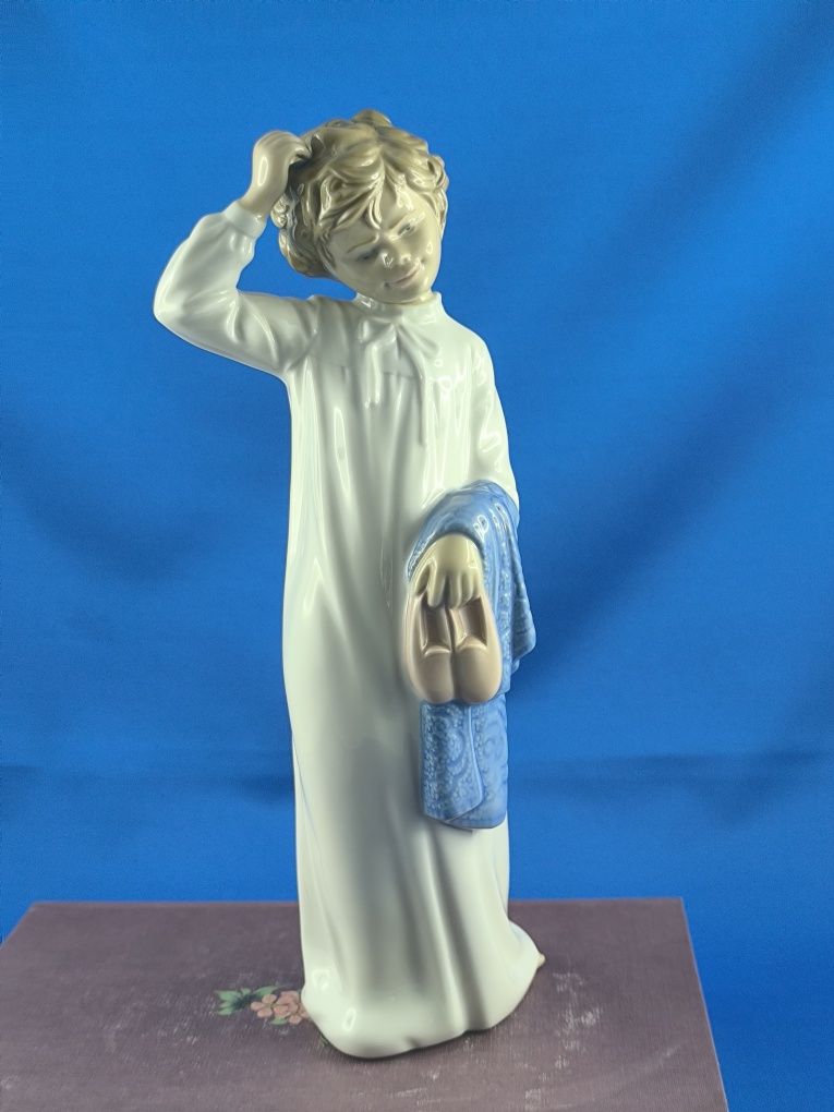 Chłopiec w koszuli nocnej Nao by Lladro Hiszpania #porcelana #ozdoba