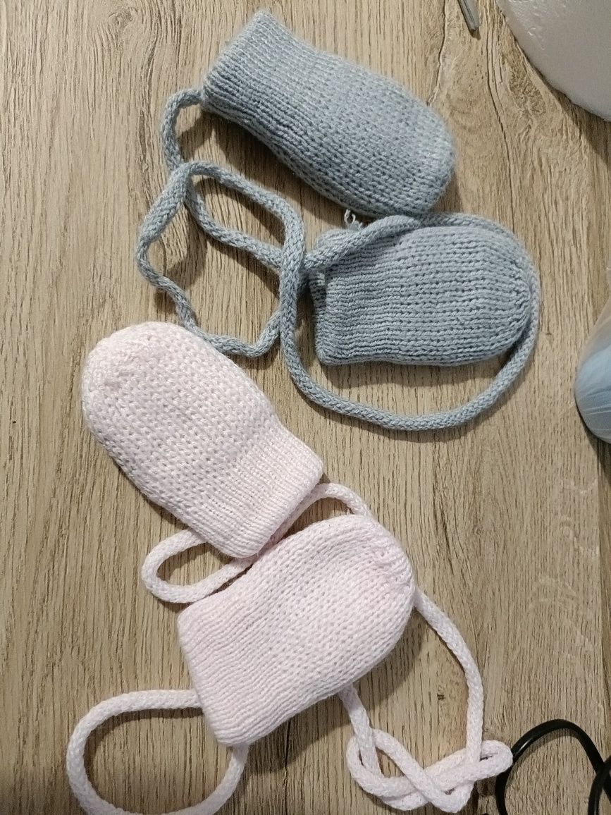 Rękawiczki dla niemowląt na sznurku