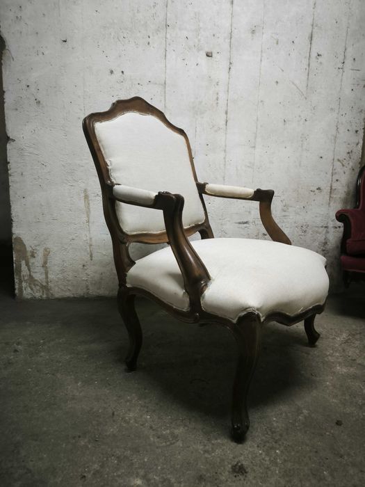 Cadeirão Bergere estofada a linho