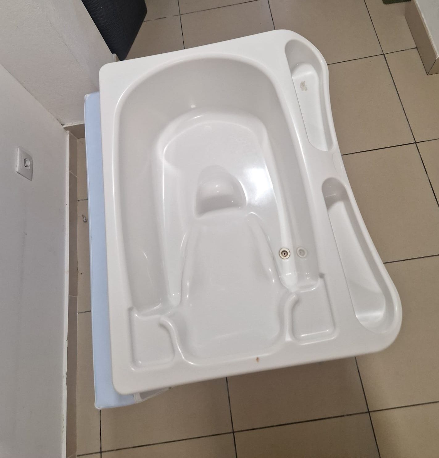 Mesa de Mudança e Banheira para Bebé Usada