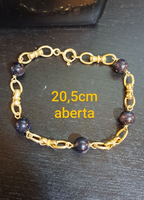 Pulseiras em prata dourada contrastada.
