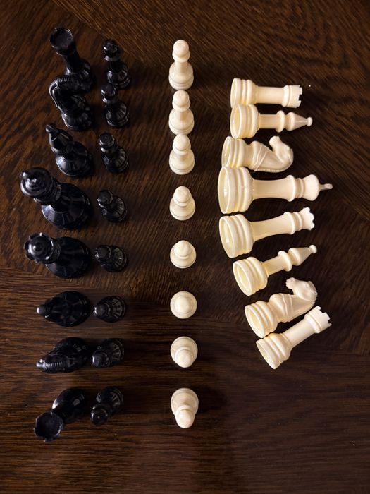 Komplet figur i pionów do gry w szachy