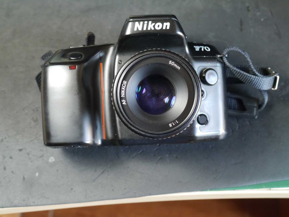 Nikon F70 com lente
