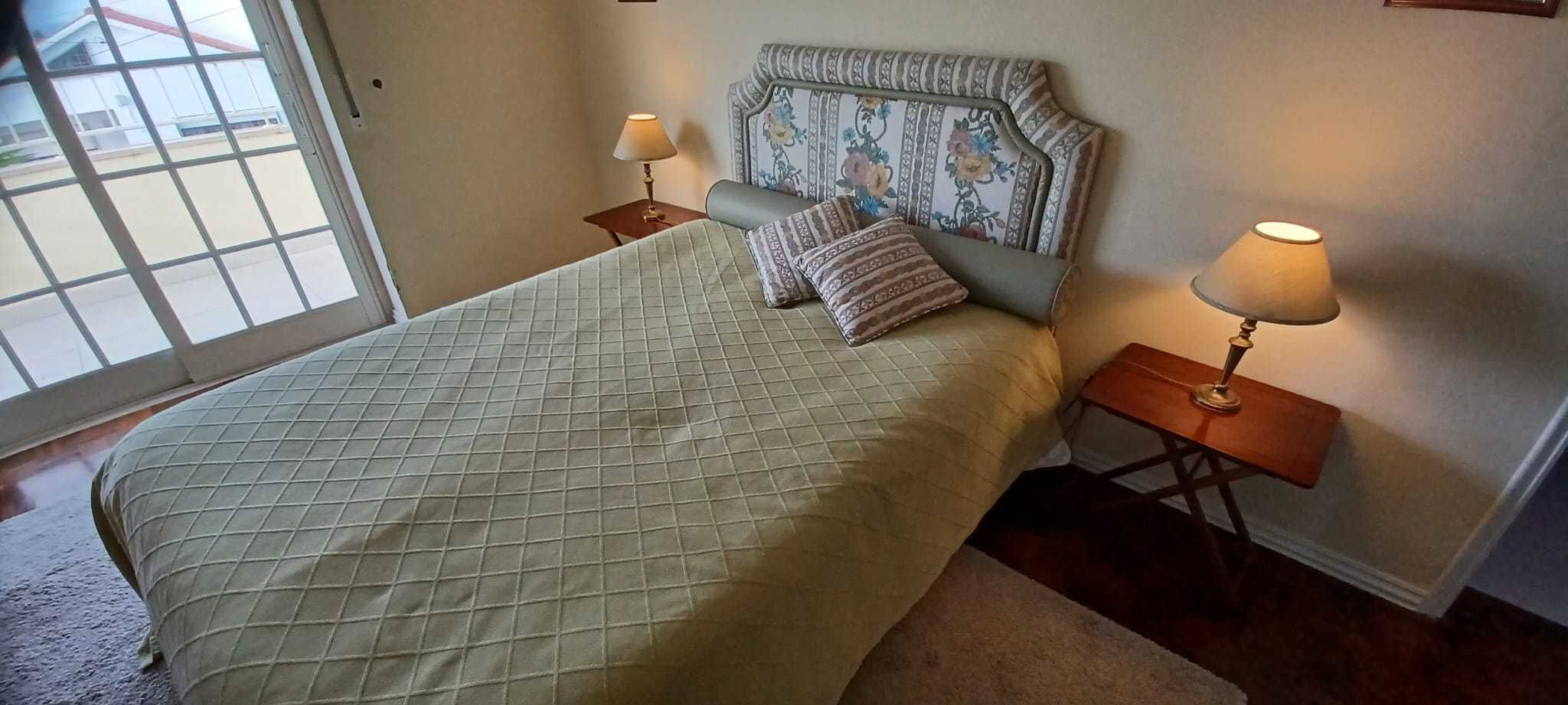Conjunto de cama de casal, cabeceira, colchão, almofadas e candeeiros
