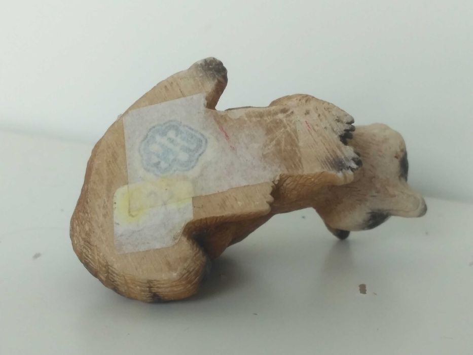 Vintage żywiczna figurka szopa pracza, h - 3,5 cm