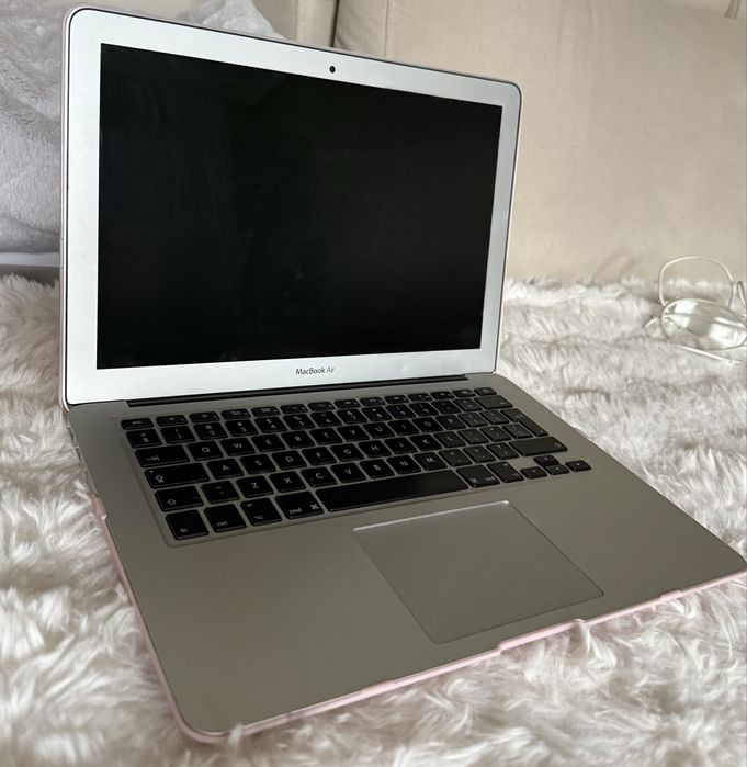 MacBook 13”  zadbany i gotowy do pracy, mało cykli ładowania,