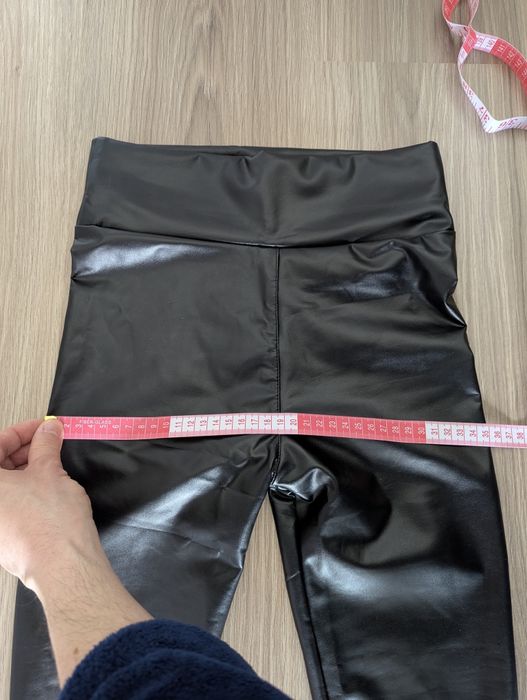 Calças leggings imitação pele NOVAS nunca vestidas. Tamanho S