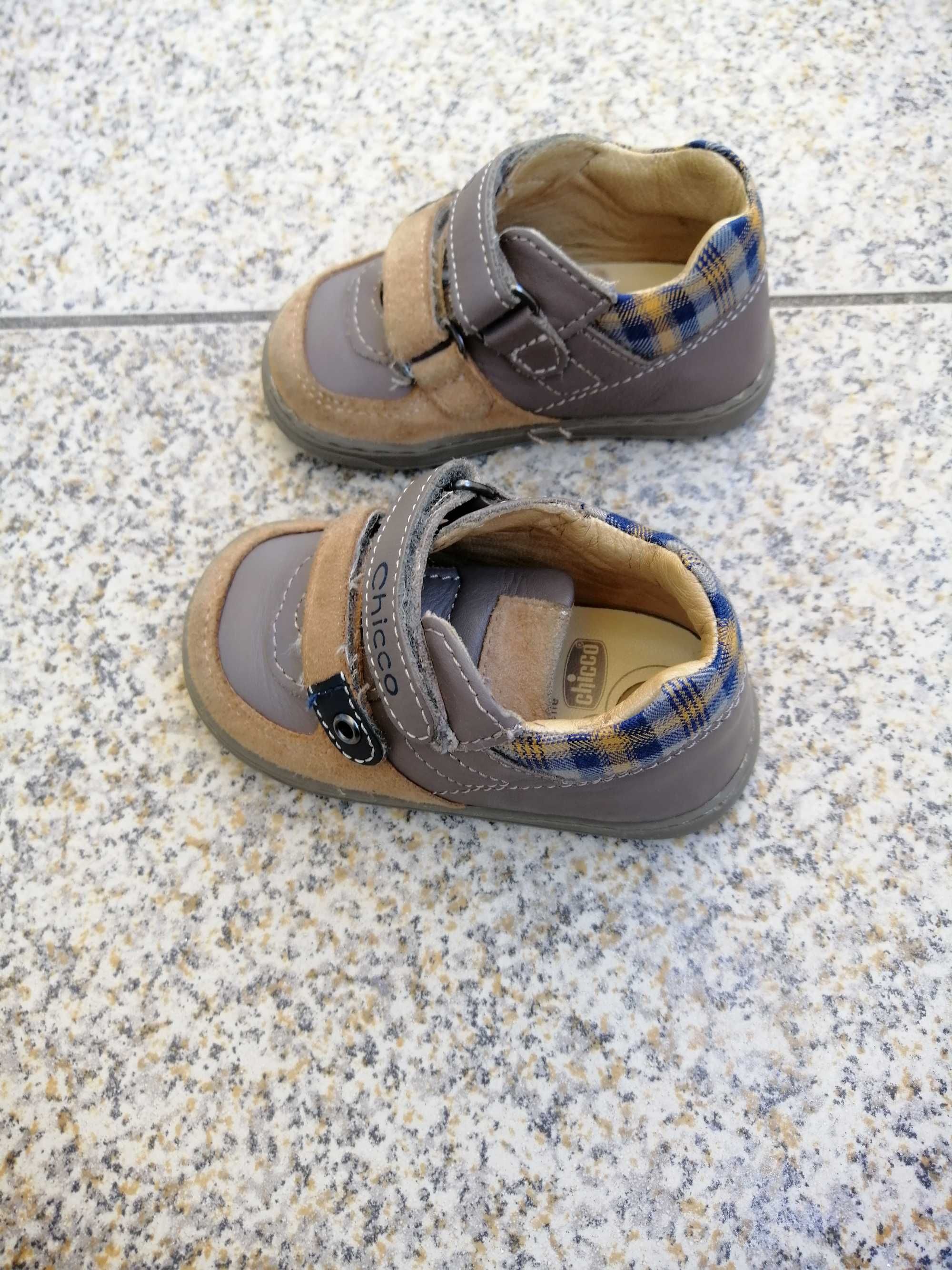 Sapatos de bebé, marca Chicco, tamanho 19
