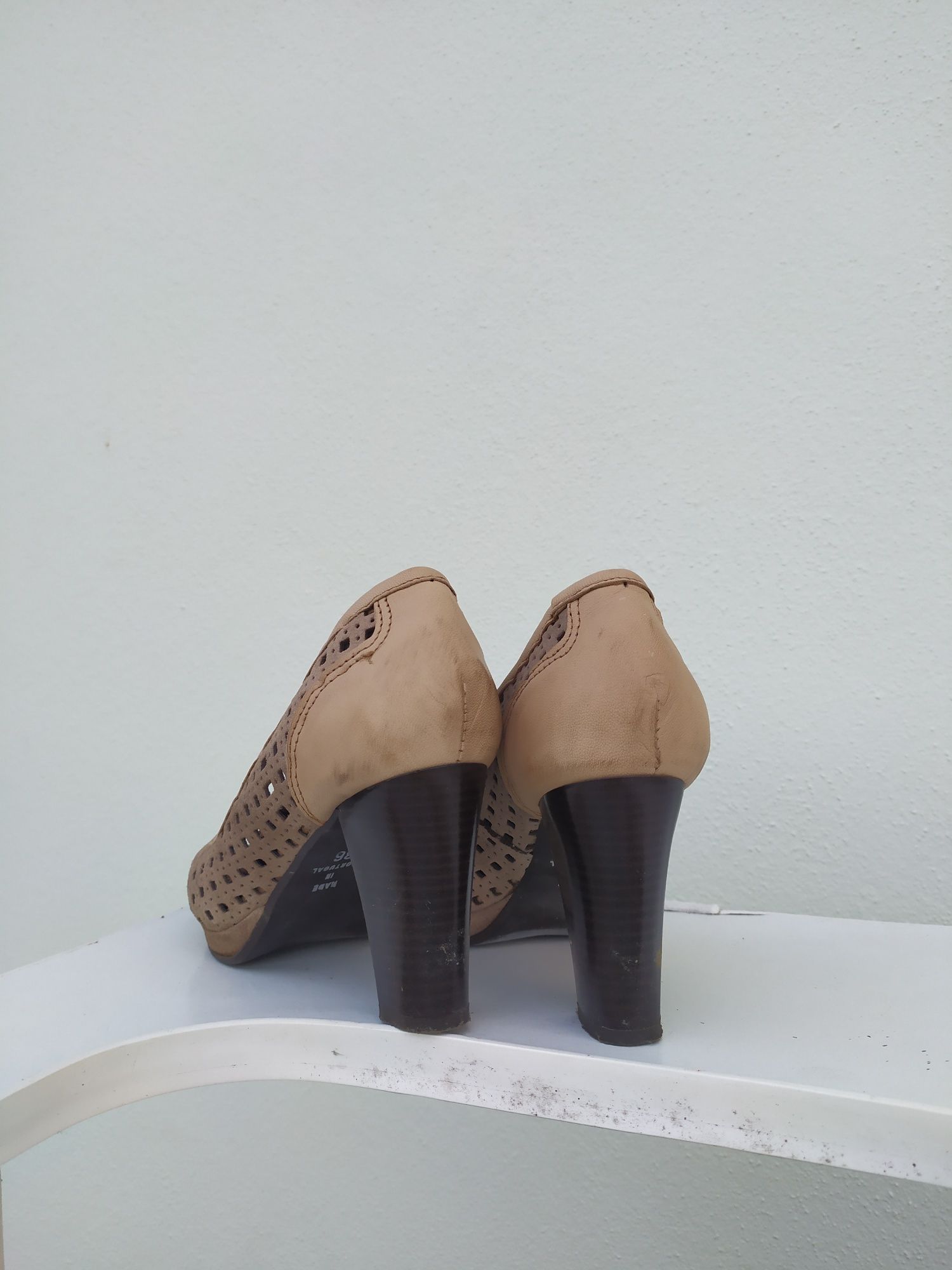 Sapatos salto alto em pele