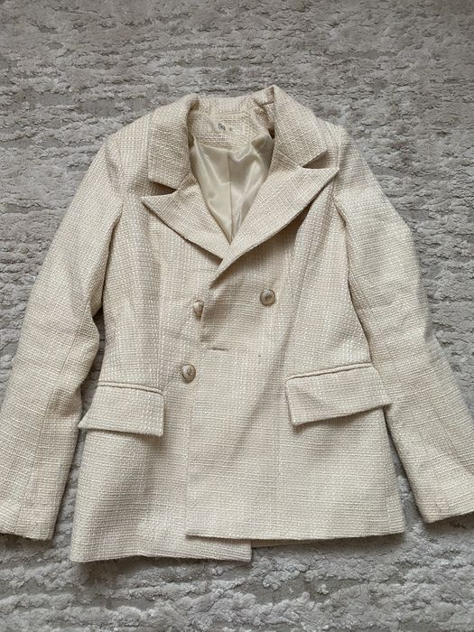 бежевий приталений піджак