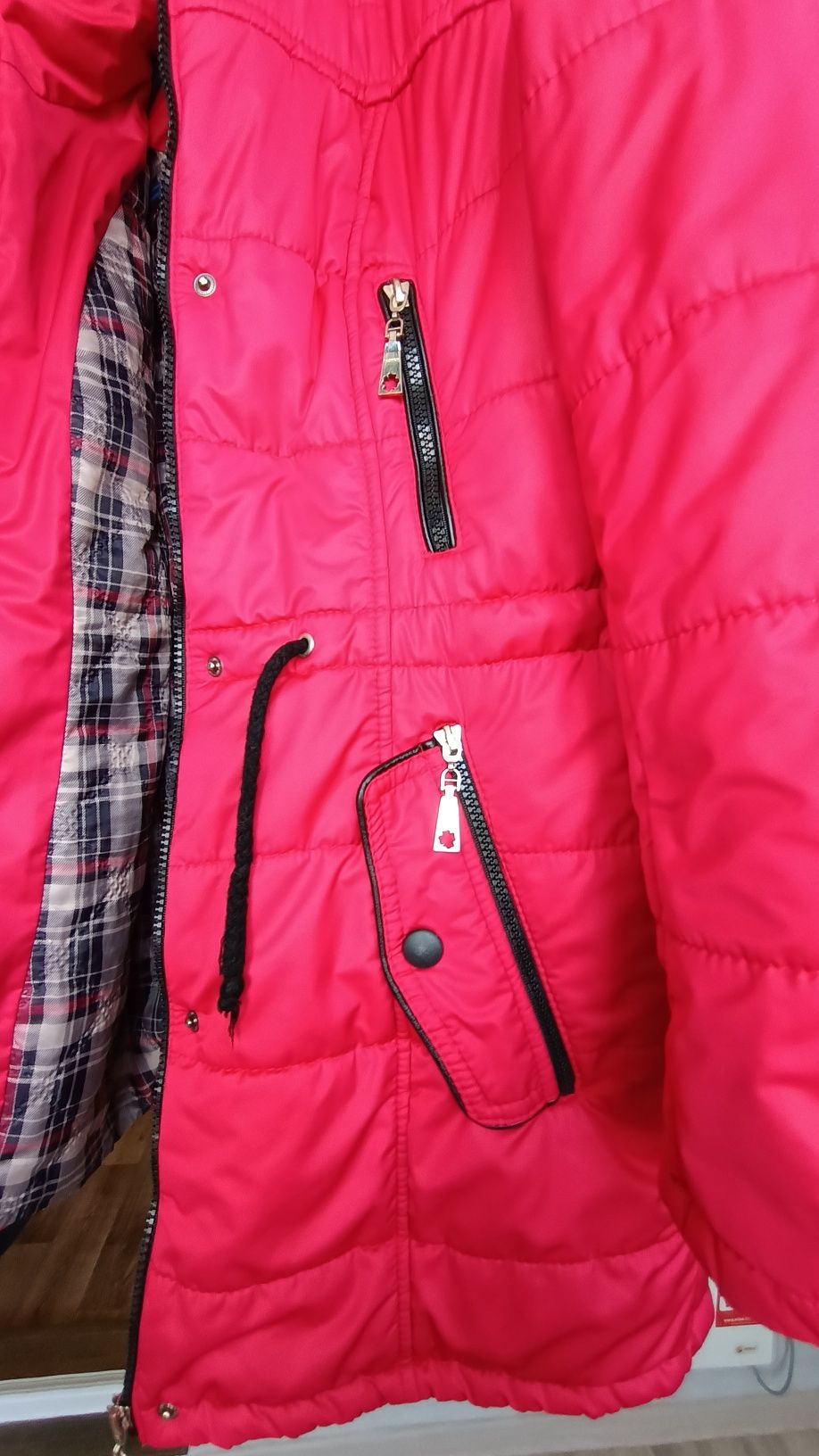 Демісезонна жіноча куртка червона