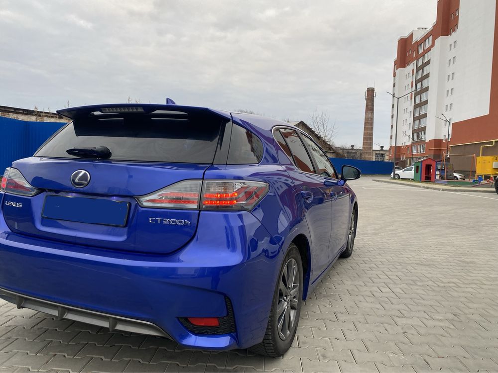 Продам Lexus ct200h