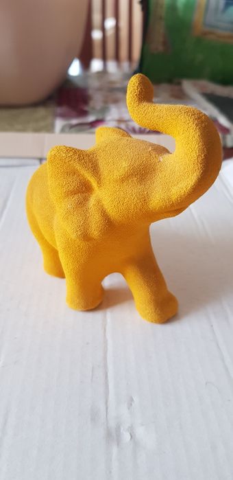 Figurka słoń z uniesioną trąbą żółta