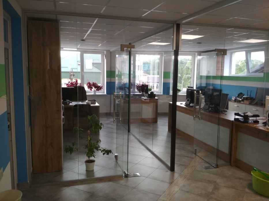 Скляні перегородки для офісів. Скляні двері. Двері з гартованого скла.