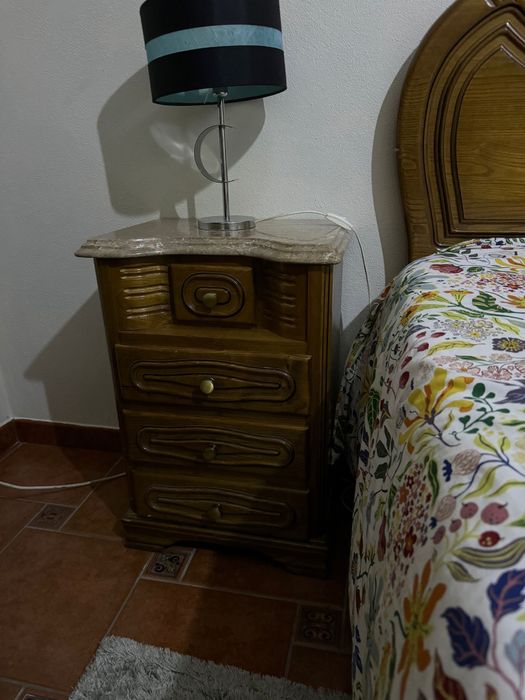 Quarto de casal de madeira maciça com mesinha cabeceira