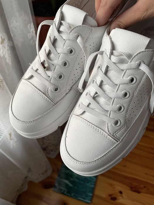 Шкіряні кросівки