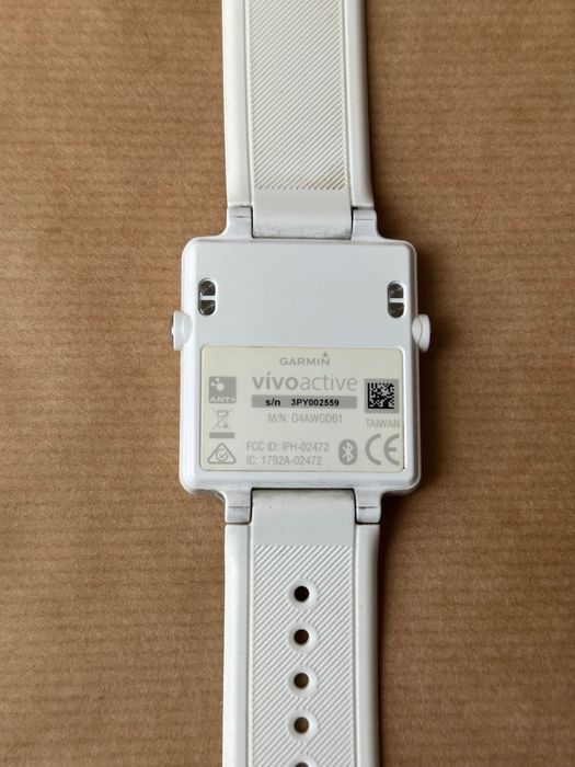 Garmin vívoactive (першого покоління) — фітнес-годинник з GPS
