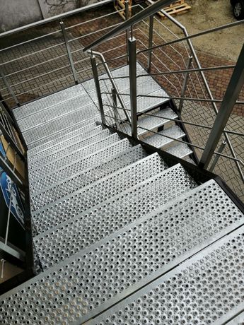 Metalowa konstrukcja schodów