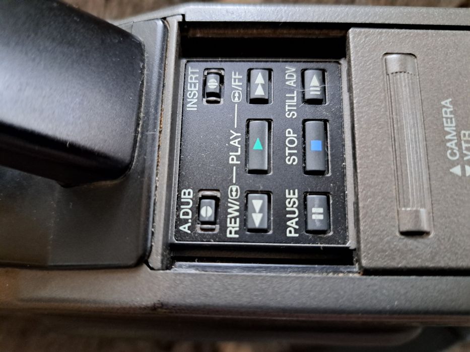 Продам  касетну відеокамеру Panasonic  M 9000